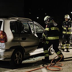 Entfernen einer Autotür mittels Spreizer