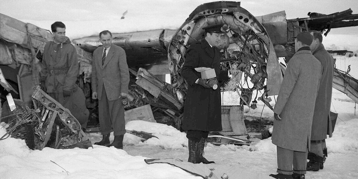 Mitglieder des Luftfahrt-Bundesamtes unter Leitung von Kapitän Hans Reichel (2. von links) inspizierten am 8. Februar 1958 das Wrack der BEA 609 mit dem Standortleiter der British European Airways Adolf Roth (Bildmitte).