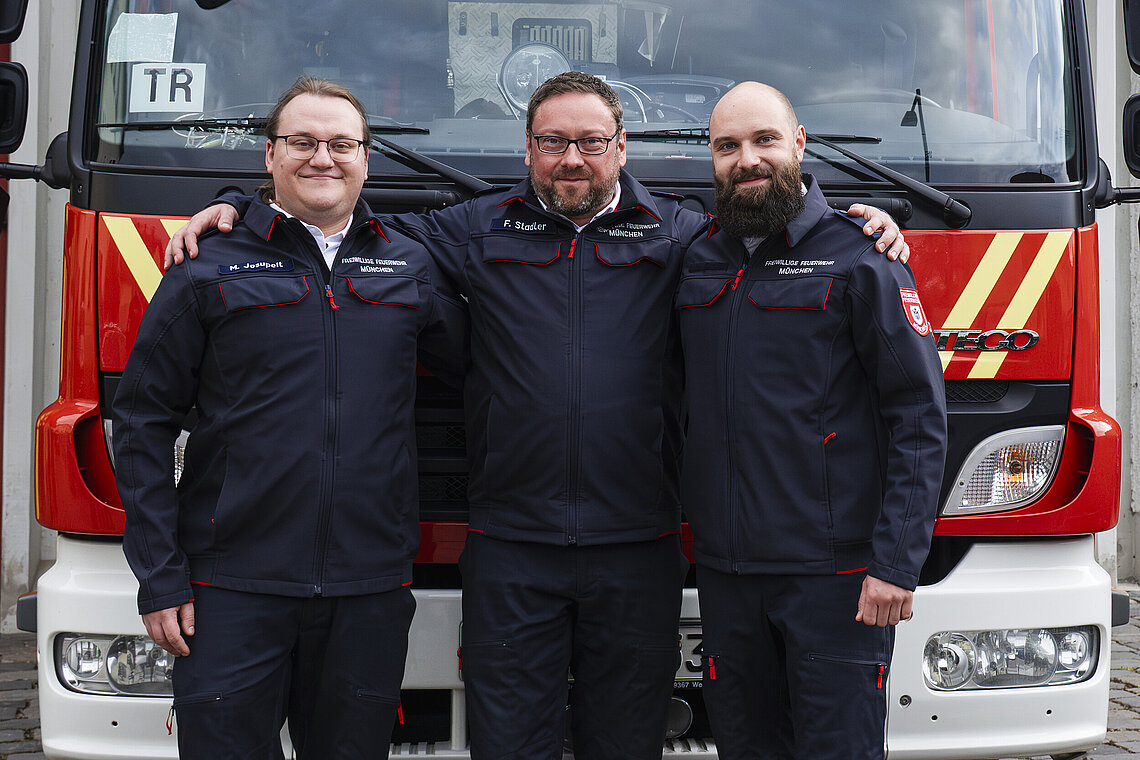 Der Kommandant und seine 2 Stellvertreter vor einem Hilfeleistungslöschfahrzeug