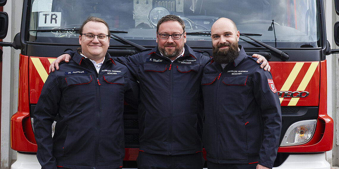 Der Kommandant und seine 2 Stellvertreter vor einem Hilfeleistungslöschfahrzeug