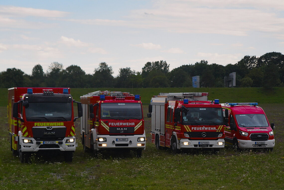 Alle unsere Einsatzfahrzeuge nebeneinander; Gerätewagen Logistik, HLF, LF und MTW nebeneinander