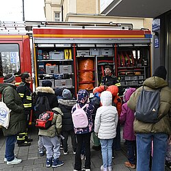 Beim Vorlesetag wurden auch Feuerwehrfahrzeuge gezeigt