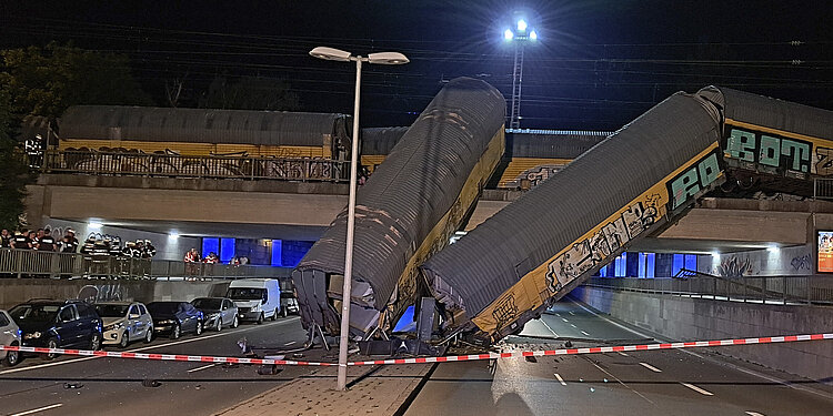 Güterwaggons stürzen nach Kollision ab